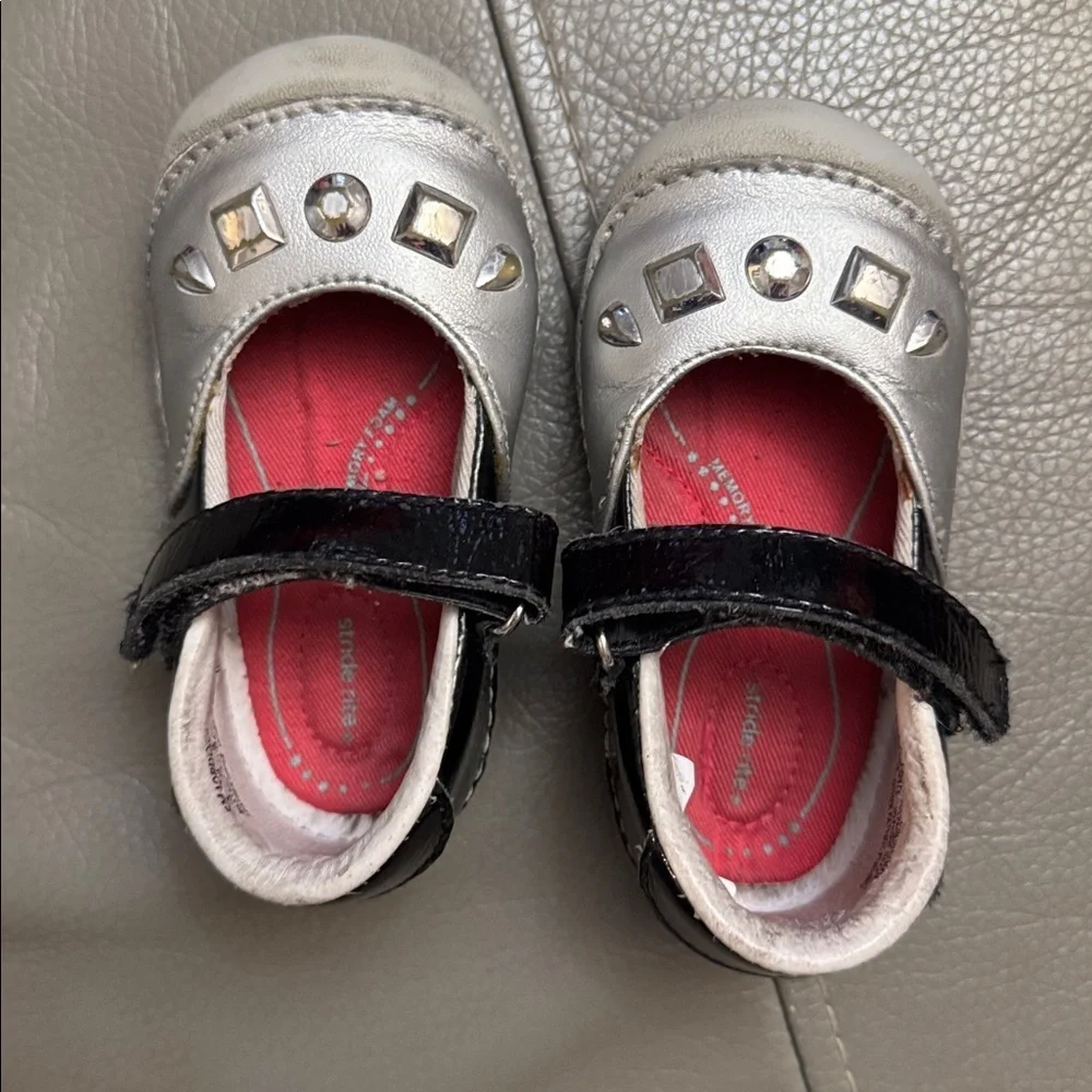 Stride Rite Black and Silver Girl’s Mary Jane shoes size 5